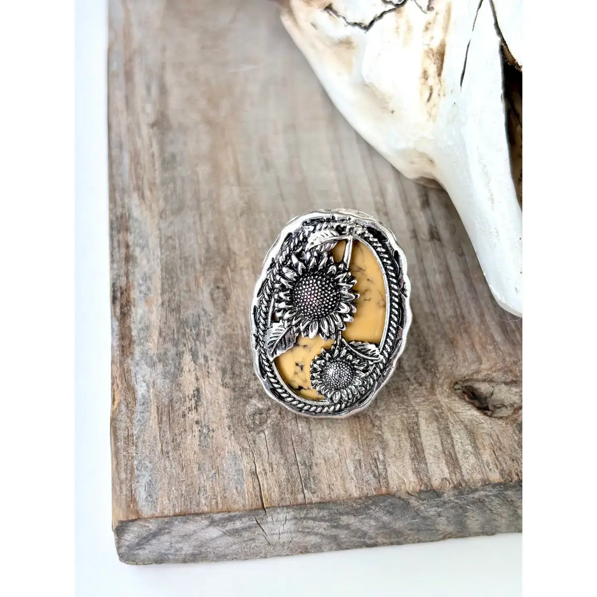 Western Style Stone Pendant Cutout Stretch Ring