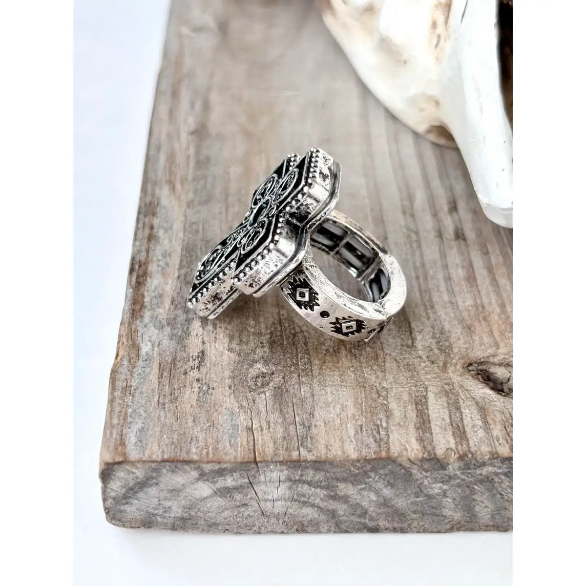 Western Style Stone Pendant Cutout Stretch Ring